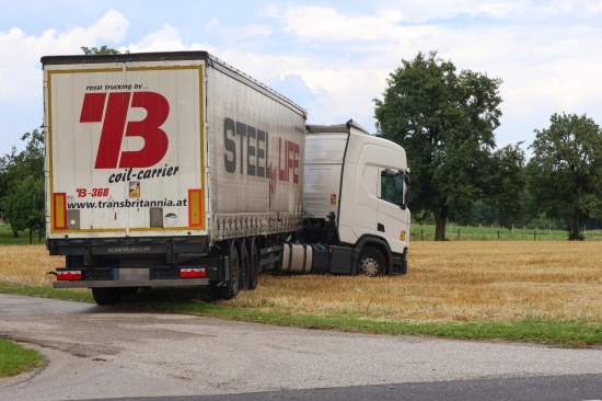 LKW-Sattelzug steckte in Steinhaus in einem Stoppelfeld fest