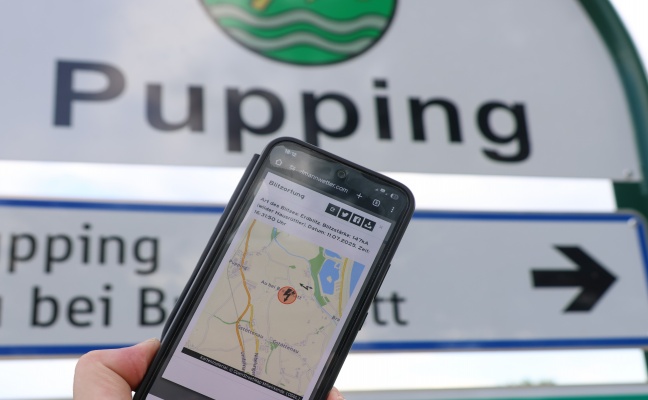 Blitzschlag: Einsatz zweier Feuerwehren bei mehreren Geb�uden in Pupping