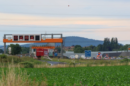 Stauchaos im Abendverkehr nach schwerem LKW-Unfall auf Westautobahn bei Linz-Ebelsberg