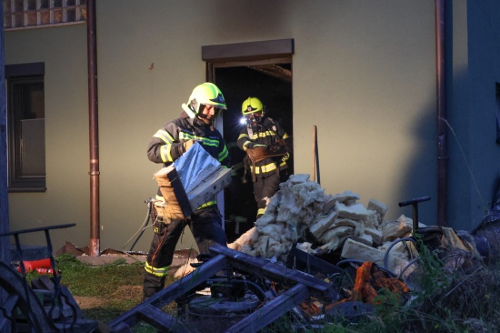 Drei Feuerwehren bei Zimmerbrand in einem Wohnhaus in Natternbach im Einsatz