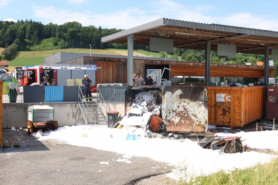 Vier Feuerwehren bei Containerbrand im Altstoffsammelzentrum in Wallern an der Trattnach im Einsatz