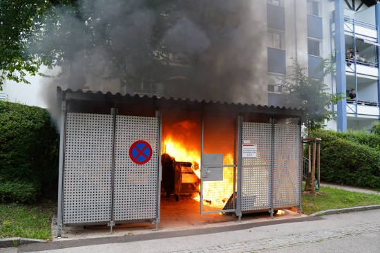 M�llinsel bei einer Wohnanlage in Leonding nahezu in Vollbrand