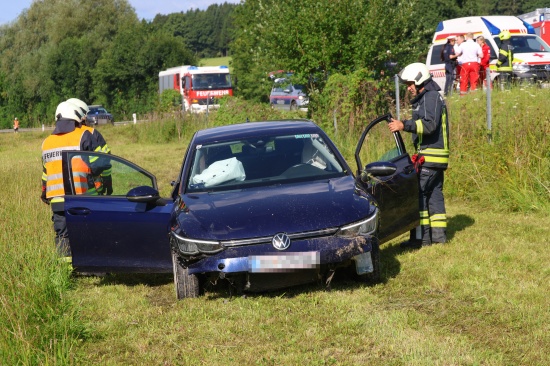 Autolenkerin auf Rieder Stra�e bei St. Marienkirchen am Hausruck von Stra�e abgekommen