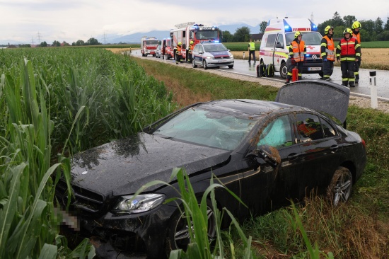 Drei teils Schwerverletzte bei Auto�berschlag auf regennasser Stra�e in Fischlham