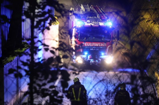 Drei Feuerwehren alarmiert: N�chtlicher Brand bei Abfallverwertungsunternehmen in Wels-Schafwiesen