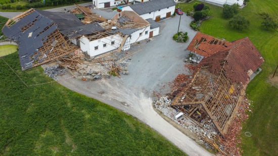 Tornado in Taufkirchen an der Pram: Gewitter mit Windhose hinterl�sst Schneise der Verw�stung