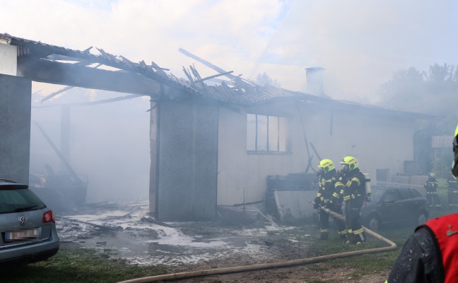 Vollbrand: F�nf Feuerwehren bei Brand einer als Autowerkstatt genutzten Halle in Pupping im Einsatz