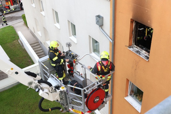 Kinderzimmer in Vollbrand: Gr��erer Einsatz bei Brand in einer Wohnanlage in V�cklabruck