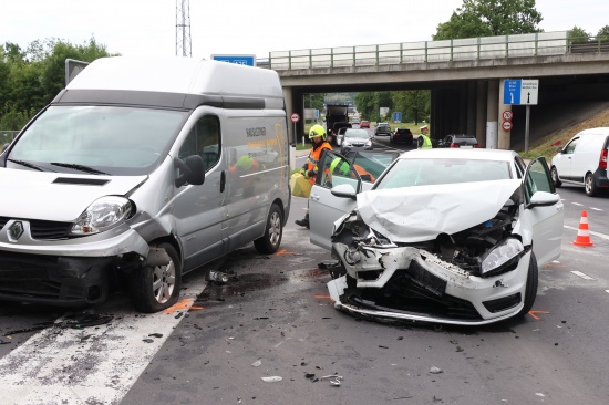 Kreuzungscrash zwischen PKW und Kleintransporter bei Autobahnauffahrt in Wei�kirchen an der Traun