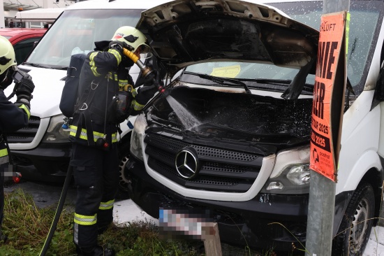 Brand eines Kleintransporters nach einer Autoreparatur in Wels-Schafwiesen