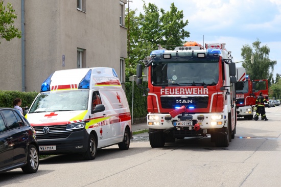 Angebranntes Kochgut: Einsatzkr�fte zu Rauchentwicklung aus Fenster in Wels-Neustadt alarmiert
