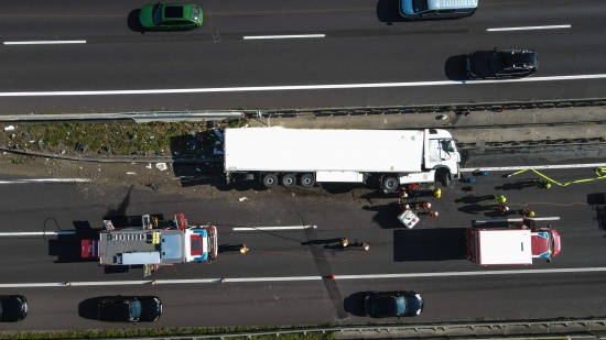 LKW-Sattelzug auf Innkreisautobahn in Pichl bei Wels umgest�rzt