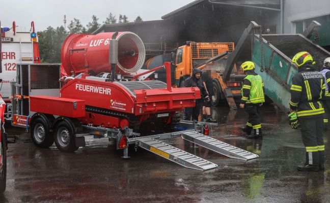 Chemische Reaktion: Brand bei Entsorgungsunternehmen in Pinsdorf rasch unter Kontrolle gebracht