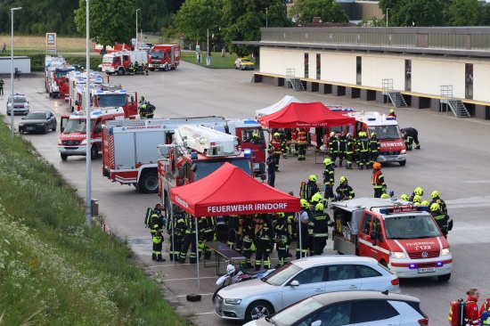 Gro�einsatz nach Brand einer L�ftungsanlage in einer Schokoladenfabrik in Sattledt