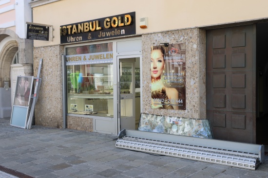 Juweliergesch�ft: Rolltor bei n�chtlichem Einbruch in Wels-Innenstadt mit PKW herausgerissen