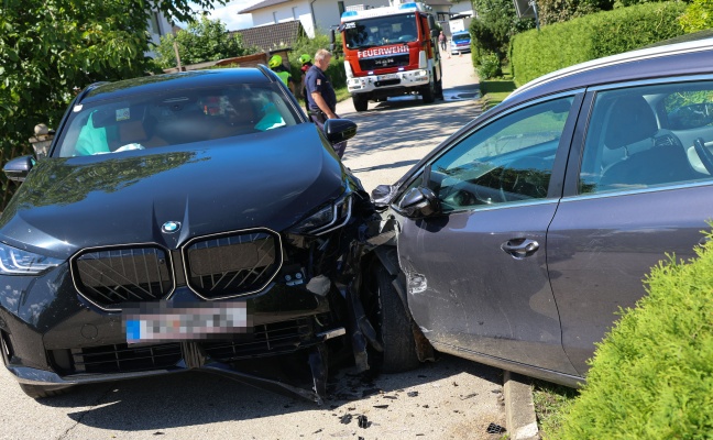 Drei Verletzte bei frontalem Fahrzeugcrash auf einer Stra�e in Rohr im Kremstal
