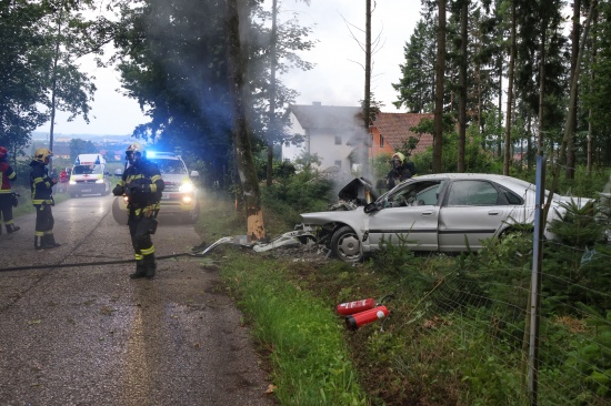 Wels-Puchberg: Auto nach Crash gegen Baum in Flammen aufgegangen
