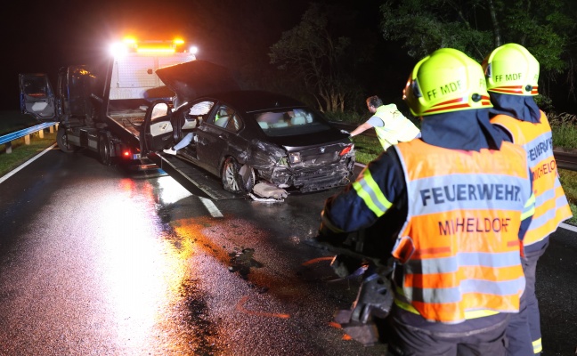 Auto auf Pyhrnpass Stra�e bei Micheldorf in Ober�sterreich in die Leitschiene gekracht