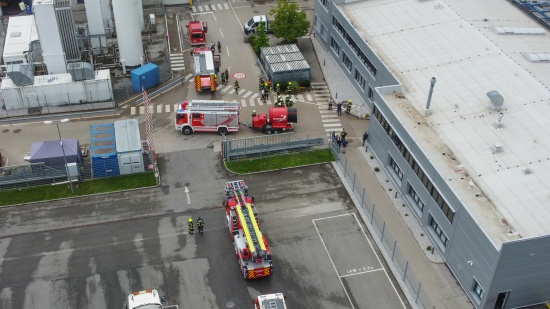 Gro�l�fter der Feuerwehr nach Brandgeschehen bei Unternehmen in Vorchdorf im Einsatz