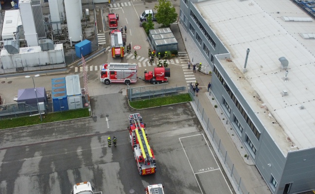 Gro�l�fter der Feuerwehr nach Brandgeschehen bei Unternehmen in Vorchdorf im Einsatz