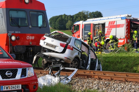 T�dlicher Unfall: Auto auf Bahn�bergang in Aurolzm�nster von Triebwagen der Hausruckbahn erfasst