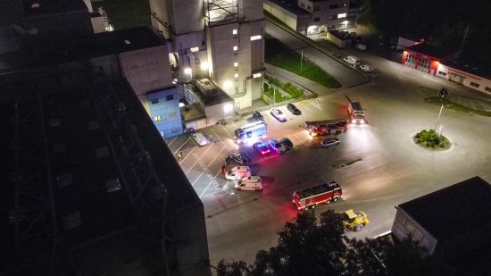 Drei Feuerwehren alarmiert: Brandeinsatz bei Abfallverwertungsunternehmen in Wels-Schafwiesen