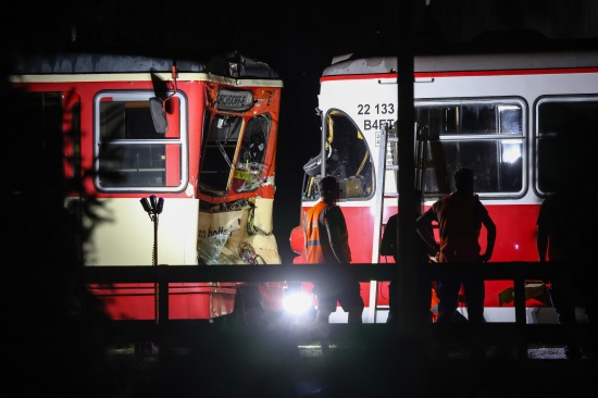 Bahnunfall: Lokalbahngarnituren bei Kollision im Bahnhof in Stadl-Paura schwer besch�digt