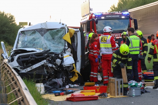 Personenrettung: Pritschenwagen auf Westautobahn bei Laakirchen in Heck eines LKW-Anh�ngers gekracht