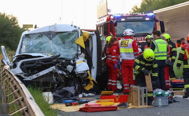 Personenrettung: Pritschenwagen auf Westautobahn bei Laakirchen in Heck eines LKW-Anh�ngers gekracht