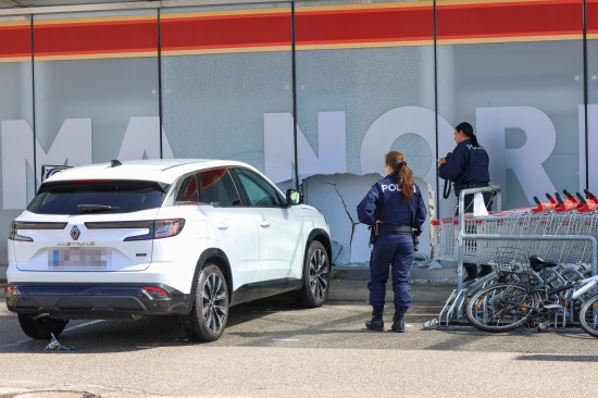 Auto kracht durch Glasfassade eines Lebensmitteldiscounters in Wels-Lichtenegg