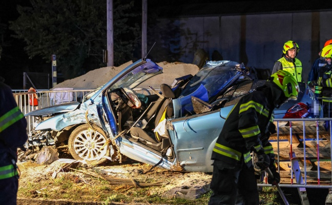 Vier teils Schwerverletzte: Auto in einem Baustellenbereich in Eferding gegen Baum gekracht