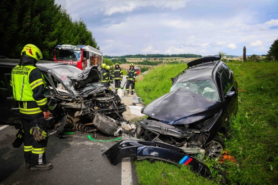 Schwerer Verkehrsunfall zwischen zwei PKW auf Rieder Stra�e bei Mehrnbach