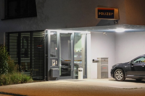 Auto gegen Hauswand: Feuerwehr fahndete nach Unfall in Laakirchen mit Polizei nach Unfalllenkerin