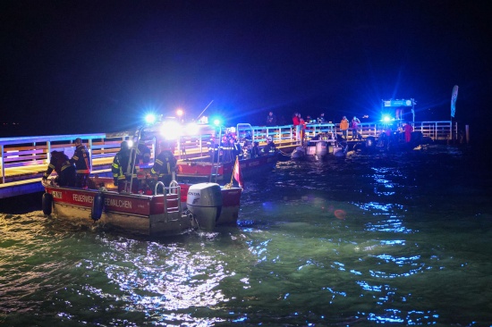 Weyregg am Attersee: Feuerwehr und Wasserrettung bei Personensuche im Attersee im Einsatz
