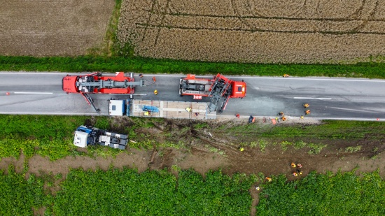 Gr��ere Bergeaktion: LKW mit Betonfertigteilen auf Wiener Stra�e bei Schlatt von Stra�e abgekommen