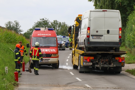 Personenrettung: Kleintransporter nach Verkehrsunfall bei Gaspoltshofen in Seitenlage