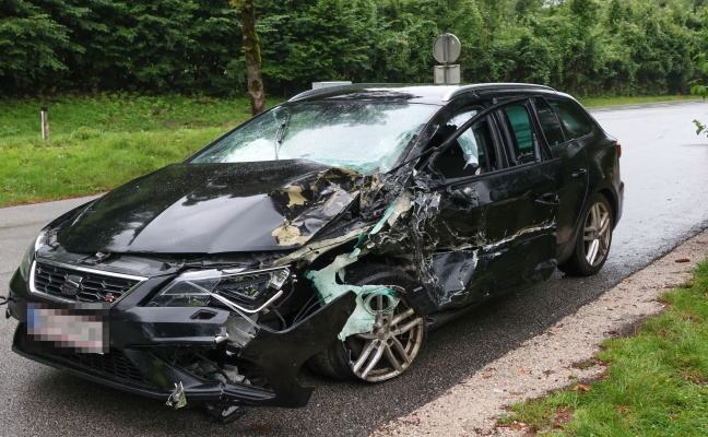 Schwerer Verkehrsunfall zwischen zwei PKW auf Salzkammergutstra�e bei Altm�nster