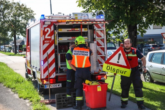 �laustritt im Bereich einer Bushaltestelle an der Wiener Stra�e in Marchtrenk