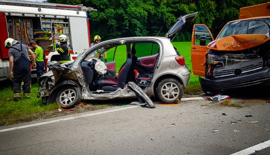 Schwerer Crash zwischen PKW und Pritschenwagen des Streckendienstes bei Geretsberg