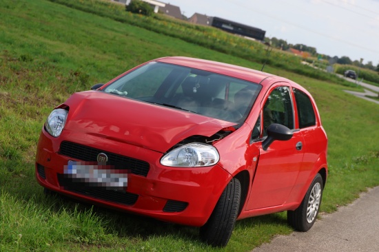 Einsatzkr�fte zu Personenrettung nach schwerem Verkehrsunfall in Regau alarmiert
