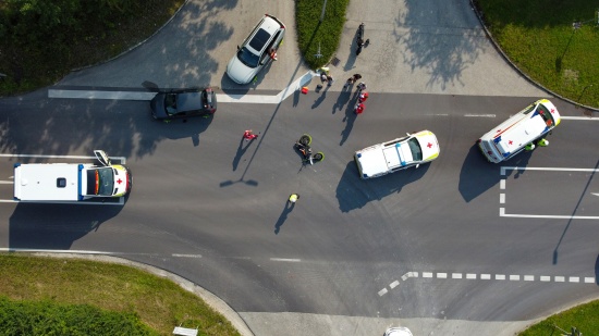Schwerer Kreuzungscrash: Mopedlenker und Autolenkerin bei Unfall in Gunskirchen verletzt