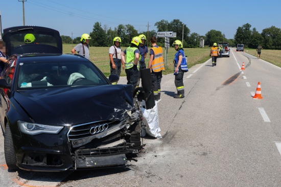 Crash zwischen Kleinbus und PKW in einem Kreuzungsbereich in Wei�kirchen an der Traun