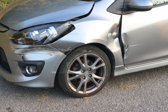 Gegen Leitschiene gekracht: Einsatzkr�fte zu schwerem Verkehrsunfall nach Leonding alarmiert
