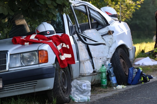 Auto bei Verkehrsunfall in Pilsbach mit gro�er Wucht seitlich gegen Baum geprallt