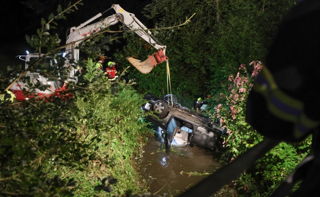 Taufkirchen an der Trattnach: Auto nach schwerem Crash mit Taxibus in den Stillbach �berschlagen