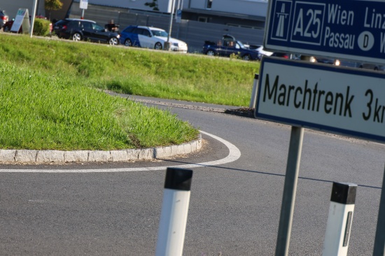 Autolenker kollidierte in Wei�kirchen an der Traun mit Kreisverkehr