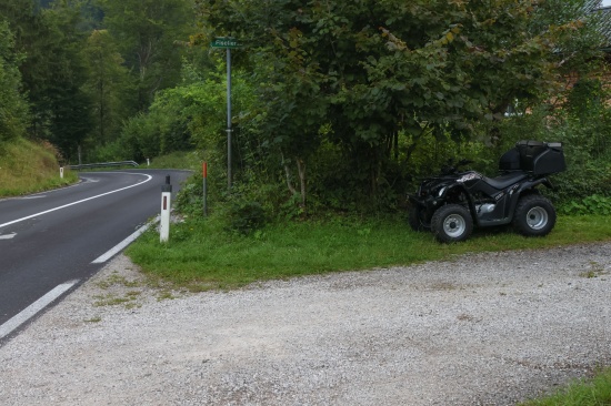 Quad bei Unfall in einem Kurvenbereich in Gr�nau im Almtal in B�schung gelandet
