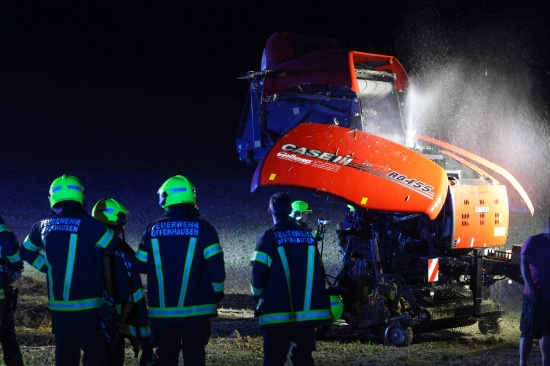 Zwei Feuerwehren zu Brand einer Rundballenpresse auf einem Feld in Offenhausen alarmiert