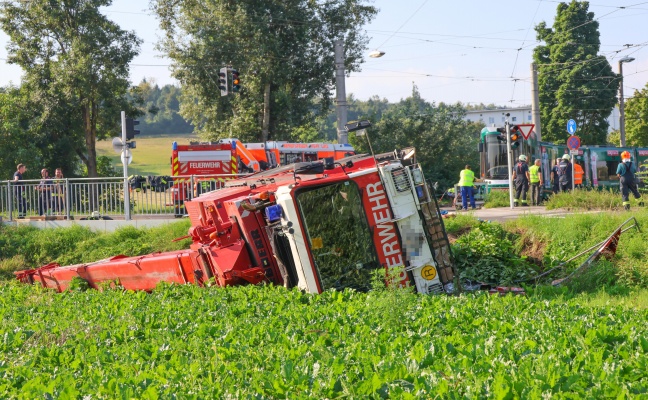 Kranfahrzeug der Feuerwehr bei Einsatz nach Stra�enbahnunfall in Linz-Ebelsberg umgest�rzt