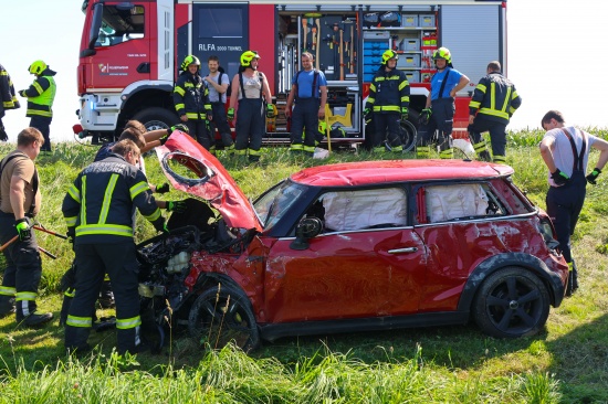 Personenrettung: Auto bei Ried im Traunkreis von Pyhrnpass Stra�e abgekommen und �berschlagen